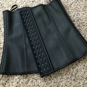 Medium waist trainer